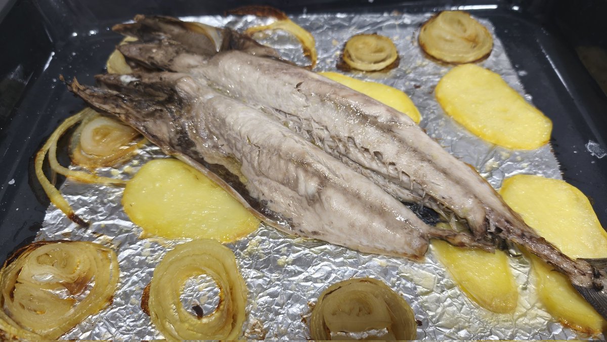 Xavisunsi's tweet image. Bona nit i bon profit 😋 hui soparem una caballa al forn amb una guarnició de creilla i ceba #CuinaOBarbarie , per cert comprada al #MercatdeAldaia #PeixFresc #Proximitat #ComerçLocal 😍😍😋😋