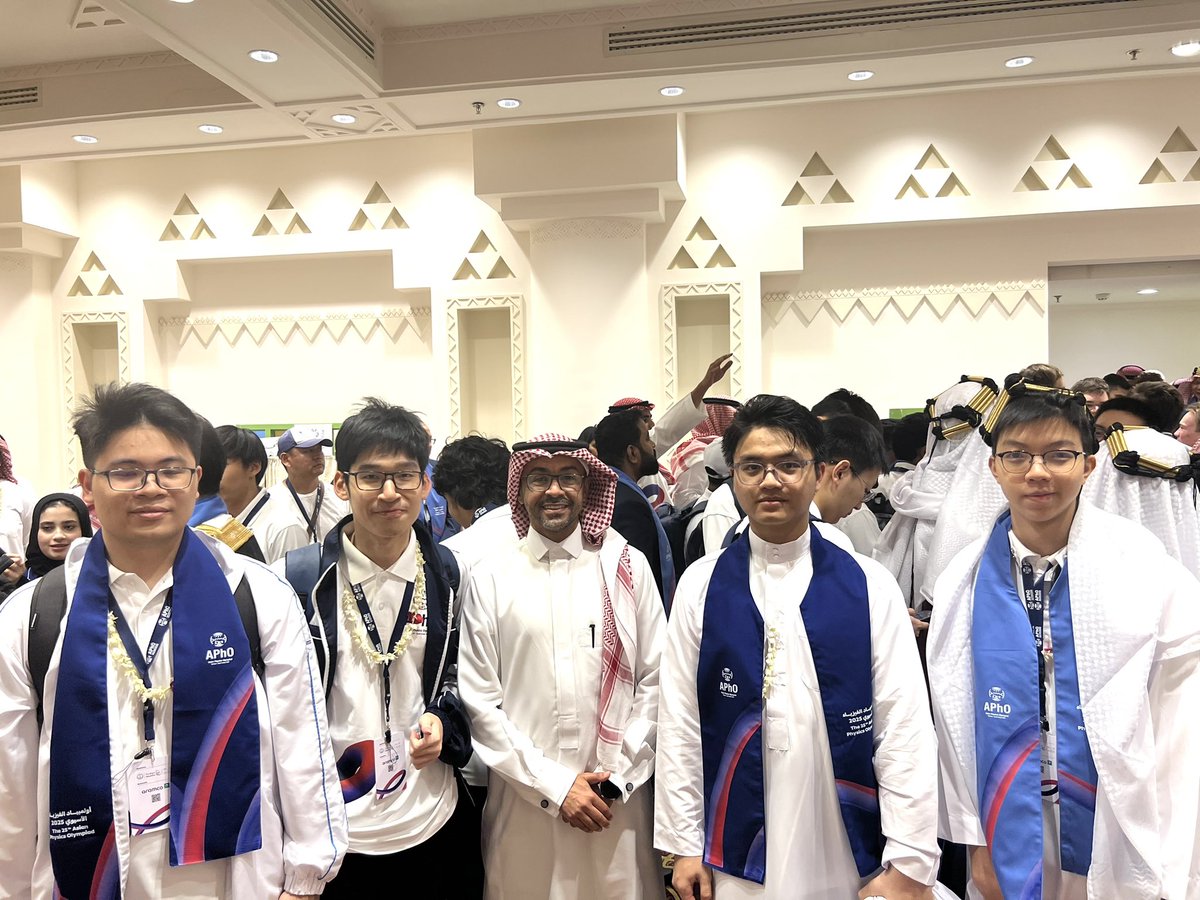 سعدت اليوم بحضور حفل ( لم الشمل ) بـ #الدمام ضمن #أولمبياد_الفيزياء_الآسيوي 2025 والذي تحتضنه #السعودية. بأكثر من 240 موهوب من 30 دولة  نفخر أن تكون مملكتنا الحبيبة حاضنه لهذه العقول التي تصنع المستقبل 
#APhO2025 
<a href="/mawhiba/">موهبة</a> <a href="/moe_gov_sa/">وزارة التعليم</a> <a href="/KFUPM/">جامعة الملك فهد للبترول والمعادن | KFUPM</a>