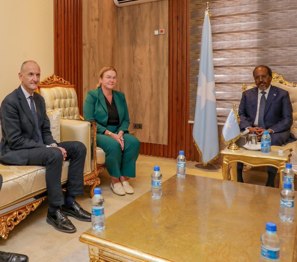 ⚡️UPDATE: In #Mogadishu, President <a href="/HassanSMohamud/">Hassan Sheikh Mohamud</a> met on Thursday with <a href="/HarrietLMathews/">Harriet Mathews</a>, UK FCDO Director General for Africa and the Americas, to discuss #Somalia–#UK cooperation. 

Topics included security efforts such as the <a href="/aussom_/">AUSSOM</a> mission, political progress, and