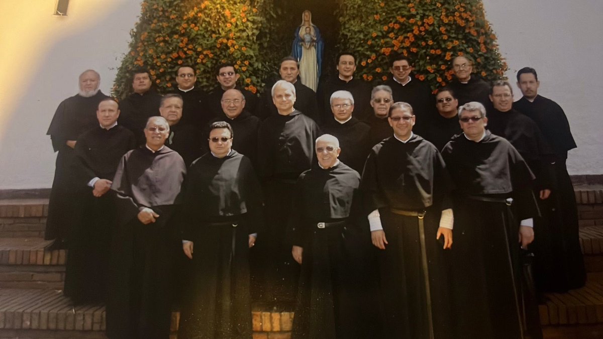 El Papa Leon XIV de visita en Colombia con los Padres agustinos. A su lado izquierdo el Padre Gregorio, rector del Liceo Cervantes Norte en Bogotá