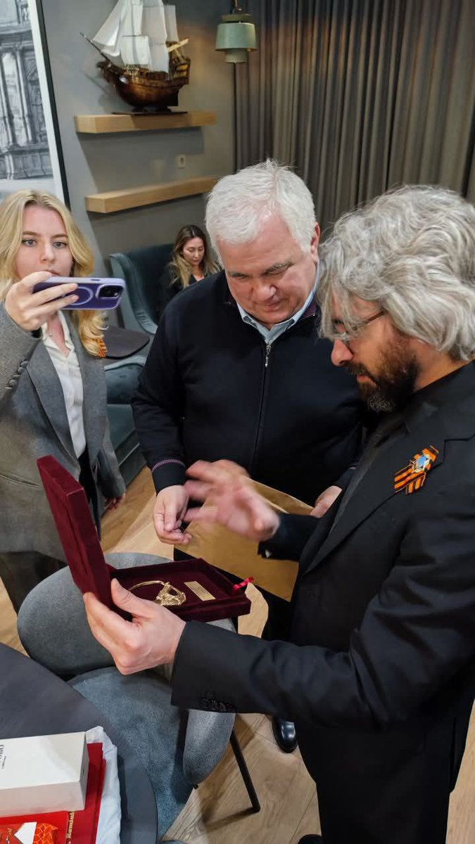 АПАСИЕВ НА СРЕДБА СО ТАЈСАЕВ - ЗАМЕНИК ПРЕТСЕДАТЕЛОТ НА КПРФ

➡️Во рамки на посетата во Москва, делегацијата на #Левица заедно со бројните делегации од останатите земји, беше дел од свеченостите организирани од страна на Комунистичката партија на Руската Федерација. 

💐После