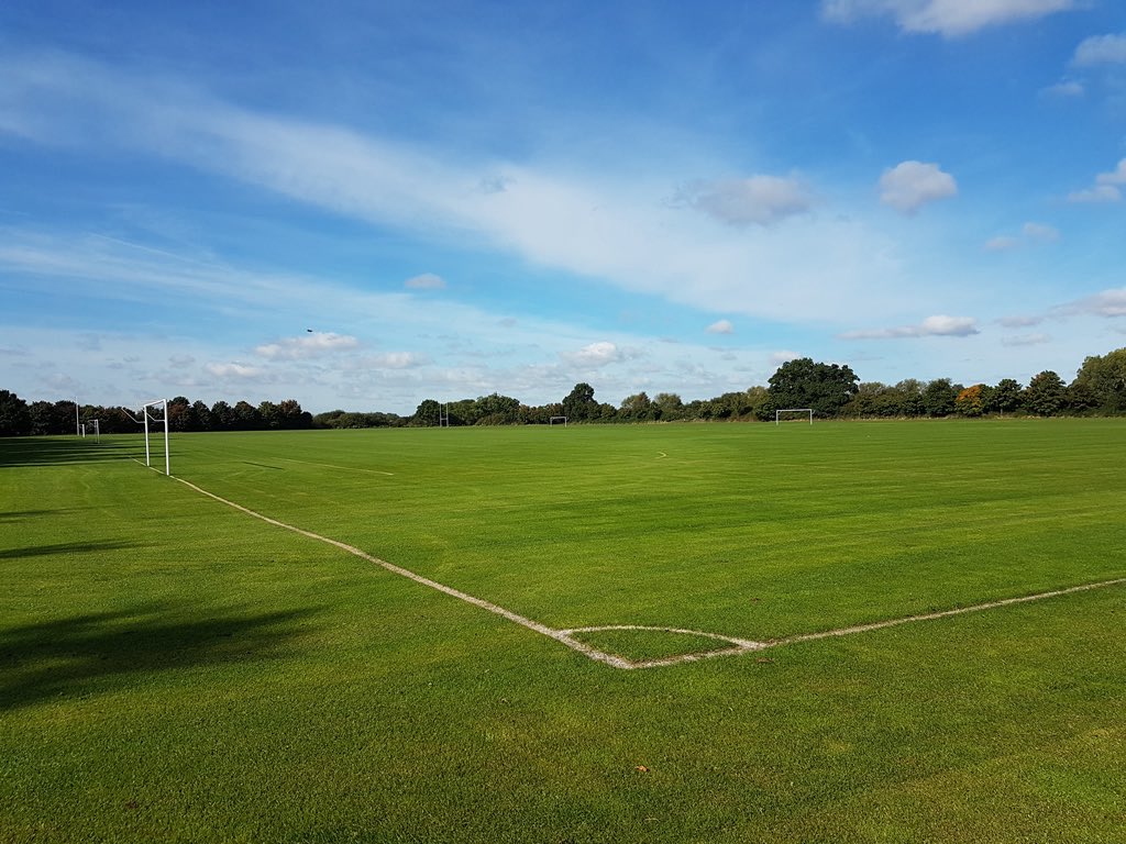 After a disappointing 24/25 season, we’re already looking ahead to putting it right next season in Division 3. We’re always on the lookout for new players to add to our group, so if you’re interested in playing for a club with some of the best facilities in York, DM us! #SKFC