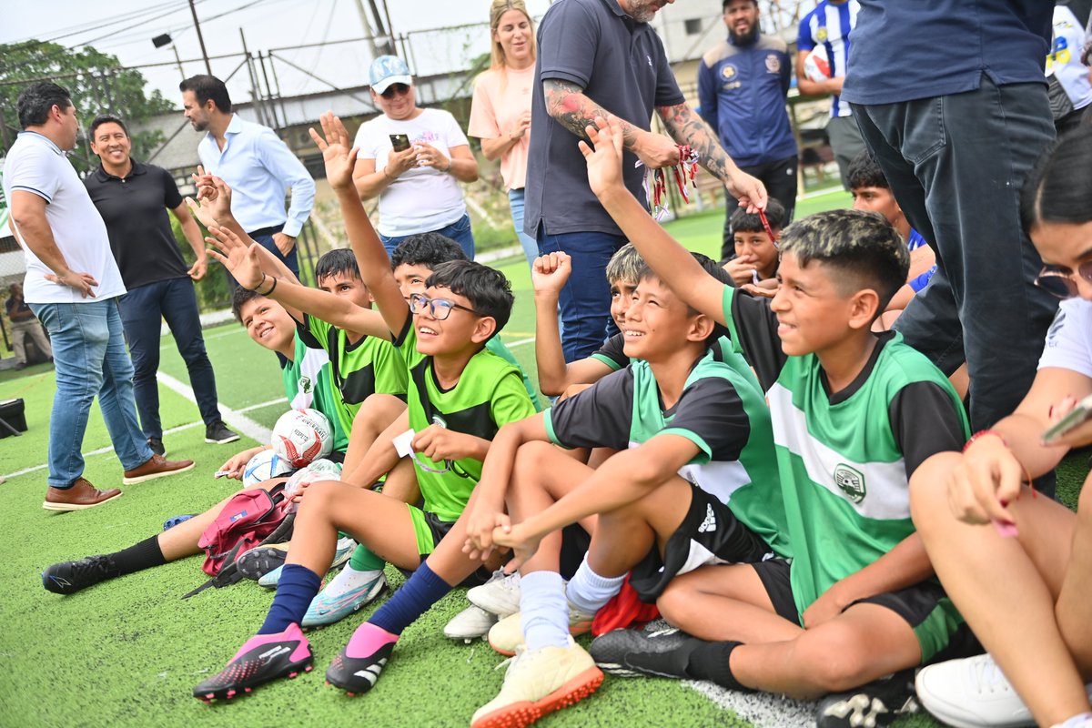 Fundación River (@fundacionriver) on Twitter photo Sin Fronteras llegó a Guayaquil 🇪🇨
Junto a <a href="/BarcelonaSC/">BARCELONA S.C.</a> organizamos un encuentro con chicos y chicas, en el que jugamos, entregamos materiales deportivos e hicimos sorteos.
Nos volvimos con lo más importante: la certeza de que el fútbol une, enseña y deja huella ⚽️ Sin Fronteras llegó a Guayaquil 🇪🇨
Junto a <a href="/BarcelonaSC/">BARCELONA S.C.</a> organizamos un encuentro con chicos y chicas, en el que jugamos, entregamos materiales deportivos e hicimos sorteos.
Nos volvimos con lo más importante: la certeza de que el fútbol une, enseña y deja huella ⚽️