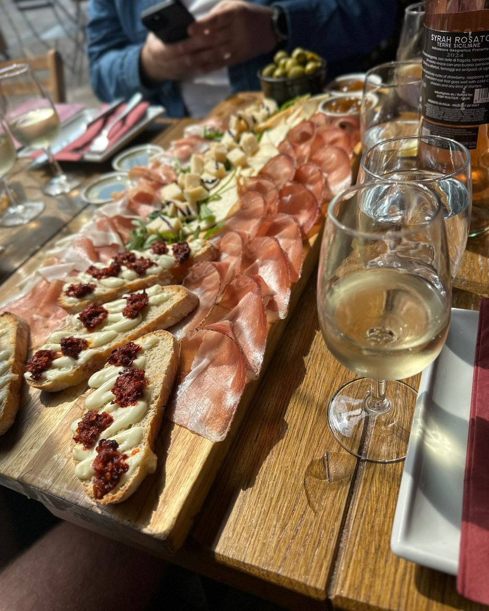 RecruitPrec's tweet image. To celebrate smashing Q1 targets, the team headed to Veeno Italian Wine bar for a fab afternoon of wine tasting and food pairing, followed by some fierce competition over digital darts. Fab day!
#IncentiveDay #CelebratingSuccess #WeAreHiring #PrecisionPeople #RecruitmentCareers