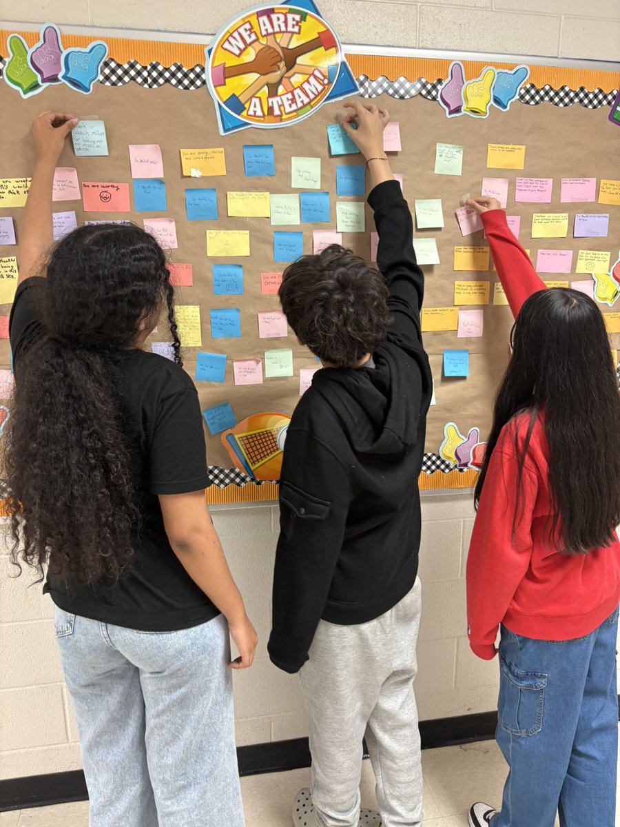 jill_pointer's tweet image. My 7th graders giving thank you notes to our wonderful PE teacher!
#MNPSWellnessWeek2025
@MNPS_kidshealth 
@DonelsonMNPS