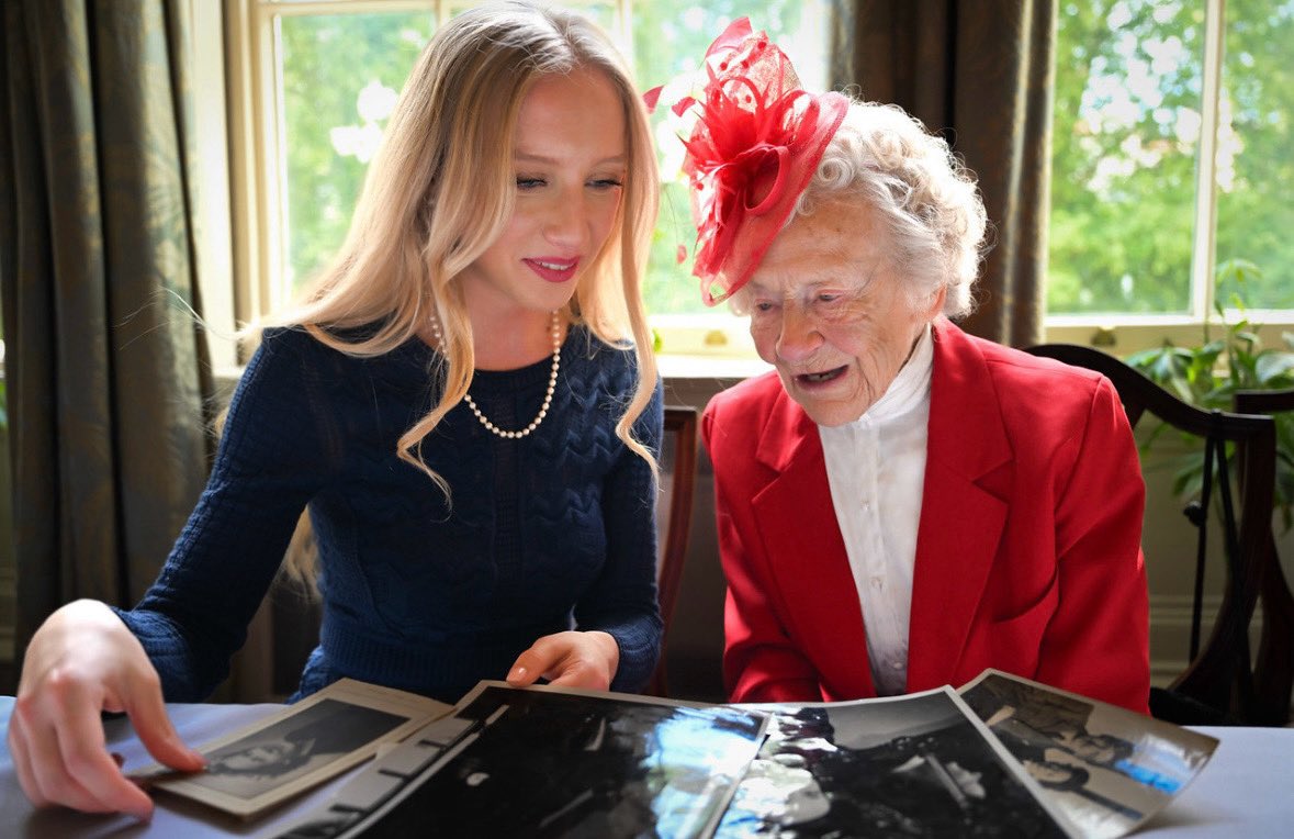 lottiobrien's tweet image. A truly amazing VE Day spent with 100-year-old WW2 Veterans, @Nigel_Farage and a roomful of people celebrating those who fought for Britain 80 years ago 🇬🇧
express.co.uk/news/politics/…