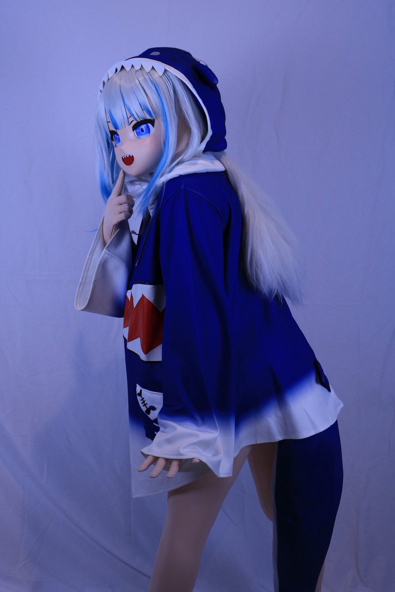 Caudal fins out! 🍑

📸: <a href="/nekurosokkusu/">Zomi</a> 

#GawrGura #hololiveEN #kigurumi #着ぐるみ