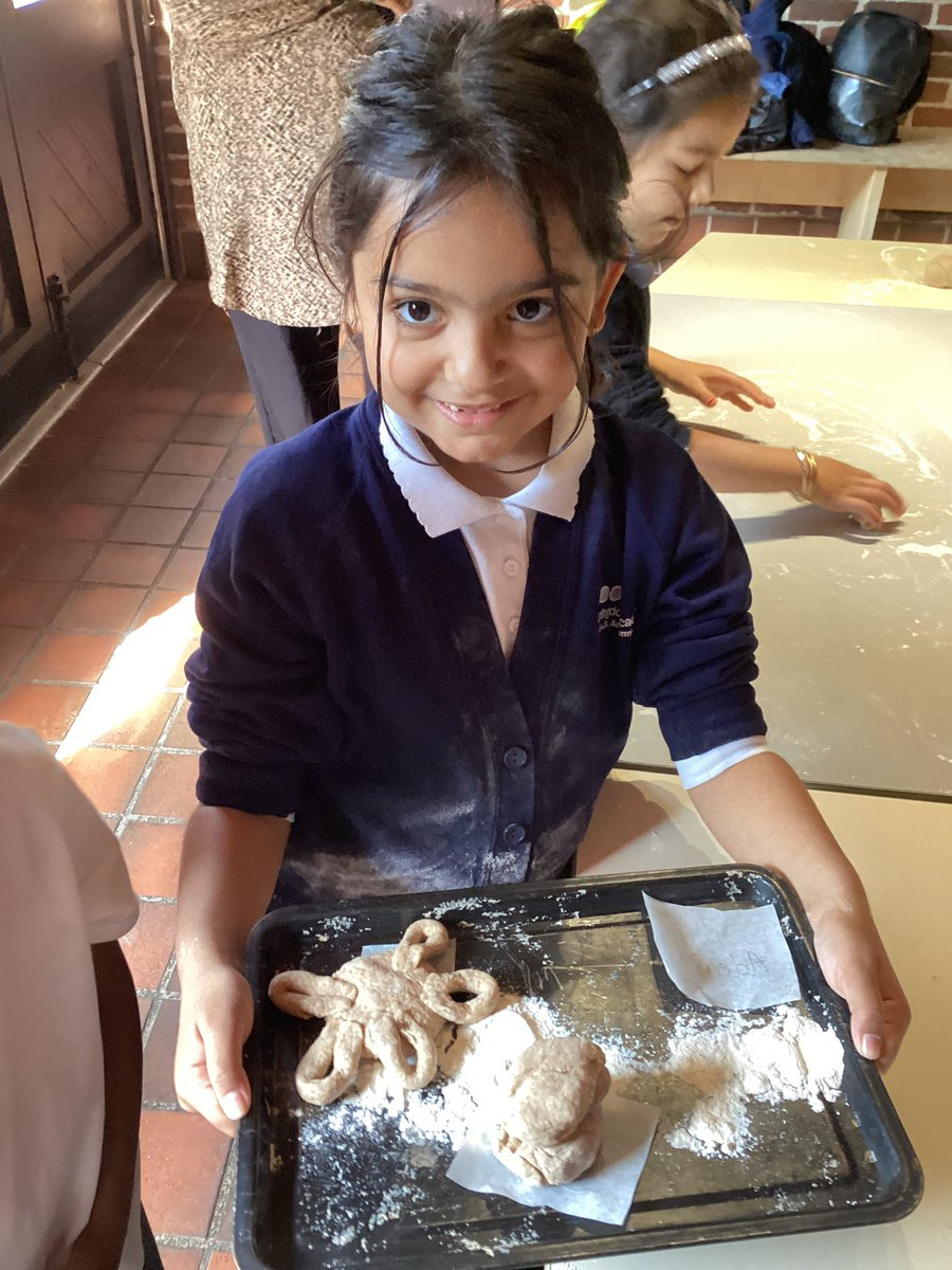 huntingdonlead's tweet photo. Year 1 went to Greens Windmill as part of their learning about the Great Fire of London. They had a great time learning about the windmill and got to bake their own bread! #enrichment #curriculum 🍞🥖 https://t.co/Atd9KF8bMf