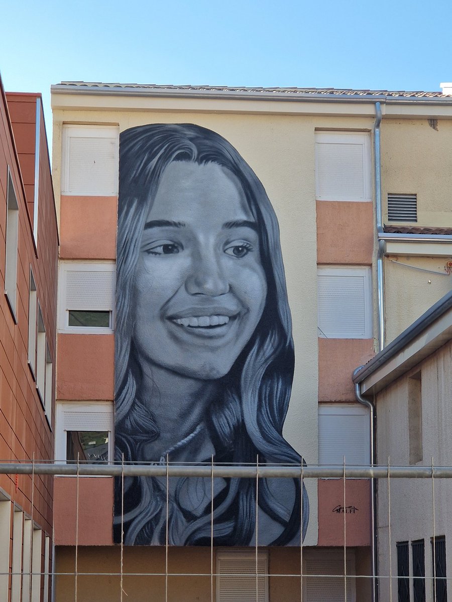 Chloé aurait dû avoir 19 ans aujourd’hui.
Elle ne les aura jamais.
Elle est morte.
Assassinée.
Je pense à sa mère, à son père, à tous les siens, pour qui ce jour aura désormais le goût amer des larmes, du chagrin et de la colère.

Pendant ce temps, ses meurtriers courent