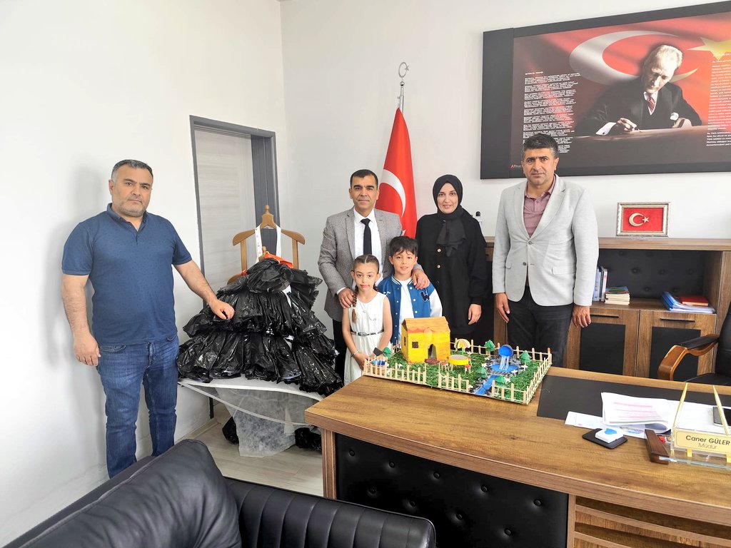 📍Topsöğüt Akpınar İlkokulumuzun minik yürekleri, sıfır atık yarışmasında elde ettikleri başarıyla bizleri gururlandırdı.

Ürünleriyle ziyarete gelerek hem çevre bilincini hem de emeklerini bizlerle paylaştılar.

Tebrik ederiz.😊🙏

<a href="/tcmeb/">Millî Eğitim Bakanlığı</a> <a href="/MalatyaMem/">MALATYA İL MİLLİ EĞİTİM MÜDÜRLÜĞÜ</a> <a href="/behcet_bakir/">behçet bakır 🇹🇷</a> <a href="/canerguler44/">Caner Güler</a>