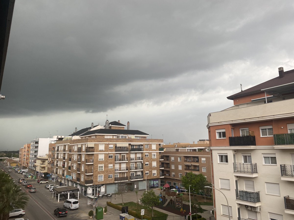 Kike13Beza's tweet photo. Ahora mismo en Riba-roja, truenos y de momento sin agua. @Valencia_WX @Tiempo_Valencia @apuntoratge @JuanjoVillena @MeteoBetera https://t.co/1uHiUy0BId