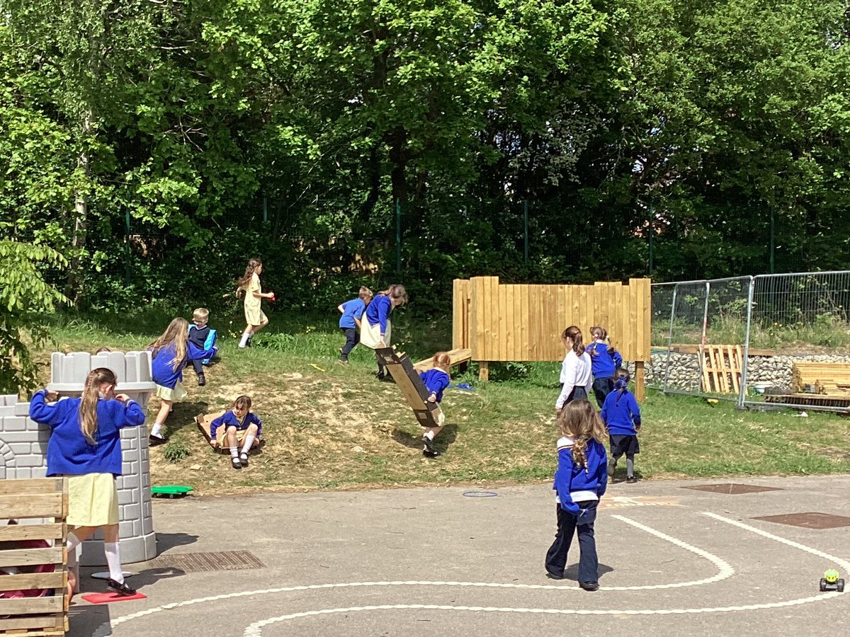 sissinghurstVA's tweet image. New fun today for @OPAL_CIC 
Boxes to slide and sledge in before they go to recycling! #creativity #makeyourownfun