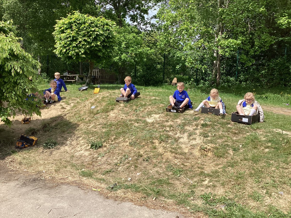 sissinghurstVA's tweet image. New fun today for @OPAL_CIC 
Boxes to slide and sledge in before they go to recycling! #creativity #makeyourownfun