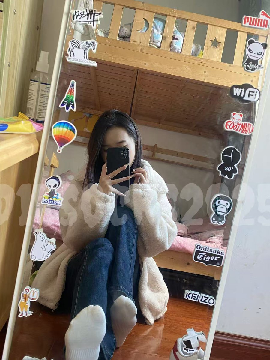 【原创素人原味分享】套路的一个纯素人精神小妹，是个女高，看看这袜子的痕迹完全被腌入味了，很爽的脚臭味，净胜小妹这每日活动量可不小，真的是套裤原味的优质对象！
#套路 #素人开发 #原味棉袜 #原味白袜  #臭袜子 #原味袜子 #白袜 #精神小妹 #打胶 #射袜