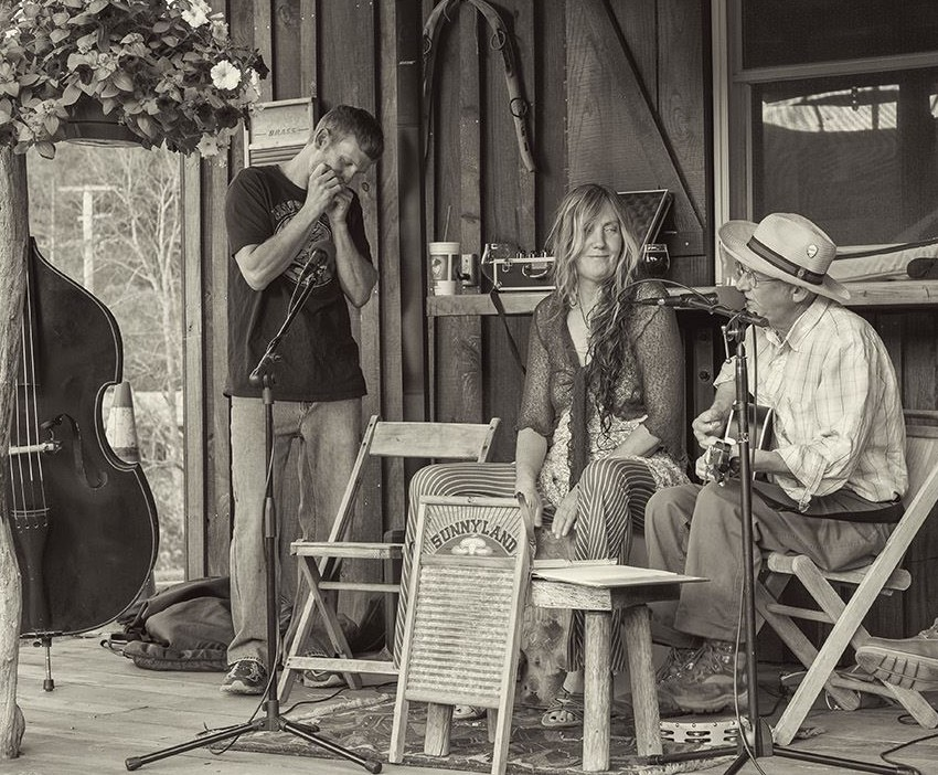 Next3Days's tweet image. Thursday Music Lineup:
• Bobby Parker at @InnVirginiaTech, 6-8pm
• @thefarmhouseva Summer Patio Series Kickoff w/Jokers Wild, 6-9pm
• Henry Hardt's Mudcats at Buffalo Mountain Brewery #floydva, 6-8pm
• Old Time Mountain Jam Session at MacArthur Inn #gilescovva, 5-9pm
• Honky