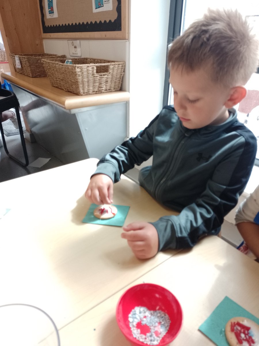 Maybury_F2's tweet photo. F2 have been working on our fine motor skills today! We used a knife to spread the icing and sprinkled decorations on the biscuits we made for our VE Day celebrations! 🇬🇧♥️🤍💙🇬🇧 @Maybury_School @HumberEdTrust https://t.co/ohI2eiv9qo