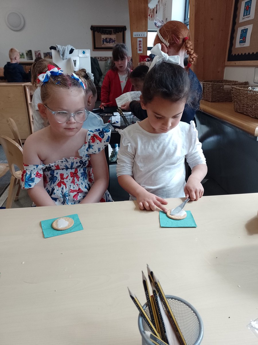 Maybury_F2's tweet photo. F2 have been working on our fine motor skills today! We used a knife to spread the icing and sprinkled decorations on the biscuits we made for our VE Day celebrations! 🇬🇧♥️🤍💙🇬🇧 @Maybury_School @HumberEdTrust https://t.co/ohI2eiv9qo