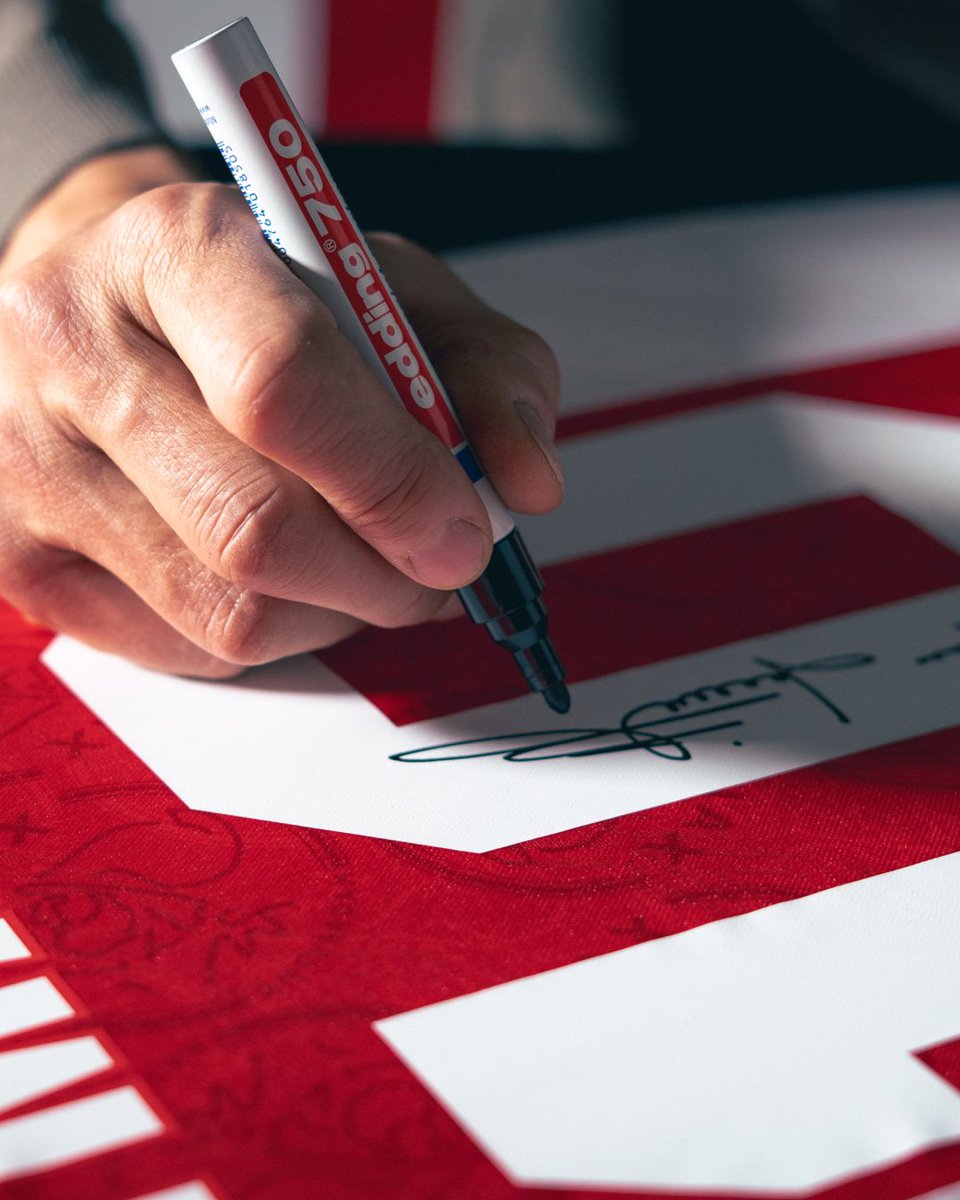 Frame_The_Game's tweet photo. ✍️ Signed by the legend himself!

🖼️ Celebrate the legacy of Jari Litmanen with our exclusive collection – two Ajax frames limited to just 25 pieces, each celebrating Ajax's 125th Anniversary, plus a one-of-a-kind Finland drop of just 10 pieces 👇
https://t.co/TjPcguWzQd https://t.co/gYPH7LrE42