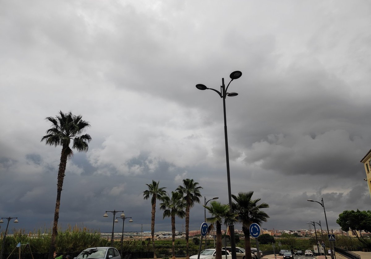 En 10 minutos se ha hecho de noche en Manises, truena MUCHISIMO y caen las primeras gotas. 
Se ha hecho el silencio. 
<a href="/Tiempo_Valencia/">☈⚡TiempoValència☔❄</a> <a href="/tiempobrasero/">Tutiempo</a> <a href="/Valencia_WX/">ValènciaWeather⚡️</a> <a href="/objtormentas/">Objetivo Tormenta (David Mancebo)</a> <a href="/ElTiempo_tve/">El Tiempo en TVE</a> <a href="/apuntoratge/">À Punt Oratge</a> 

#Tormenta