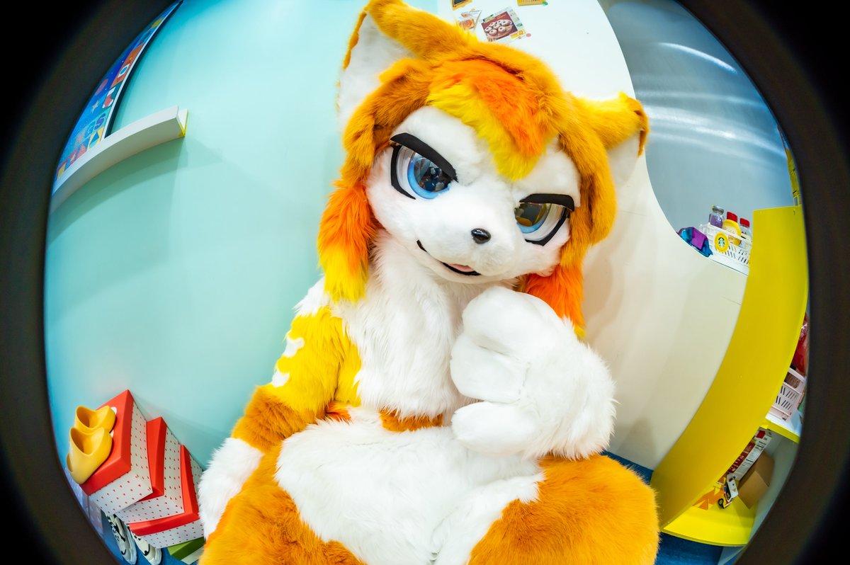 knock knock ✊

📸: <a href="/KRCkun/">카류/30k</a> 
#FursuitFriday