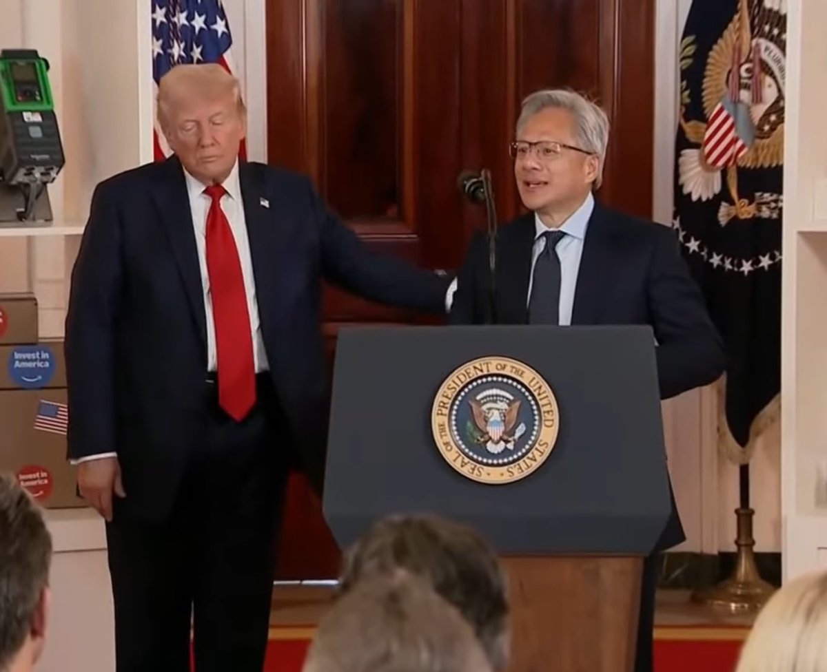 Trump yönetimi, Nvidia’nın Çin dahil tüm ülkelere sınırsız çip satmasına izin veren AI ihracat kuralını kaldırmayı planlıyor. 

Nvidia: “Trump yönetiminin liderliğini ve bu yeni politikayı memnuniyetle karşılıyoruz.”