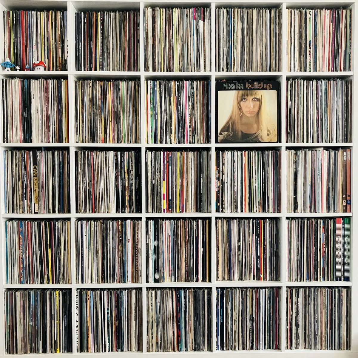 Ceci n’est pas une pipe mais le premier album solo d’un(e) membre des brillants brésiliens Os Mutantes. Sorti sur Polydor Brasil.

Rita Lee - Build up (1970)