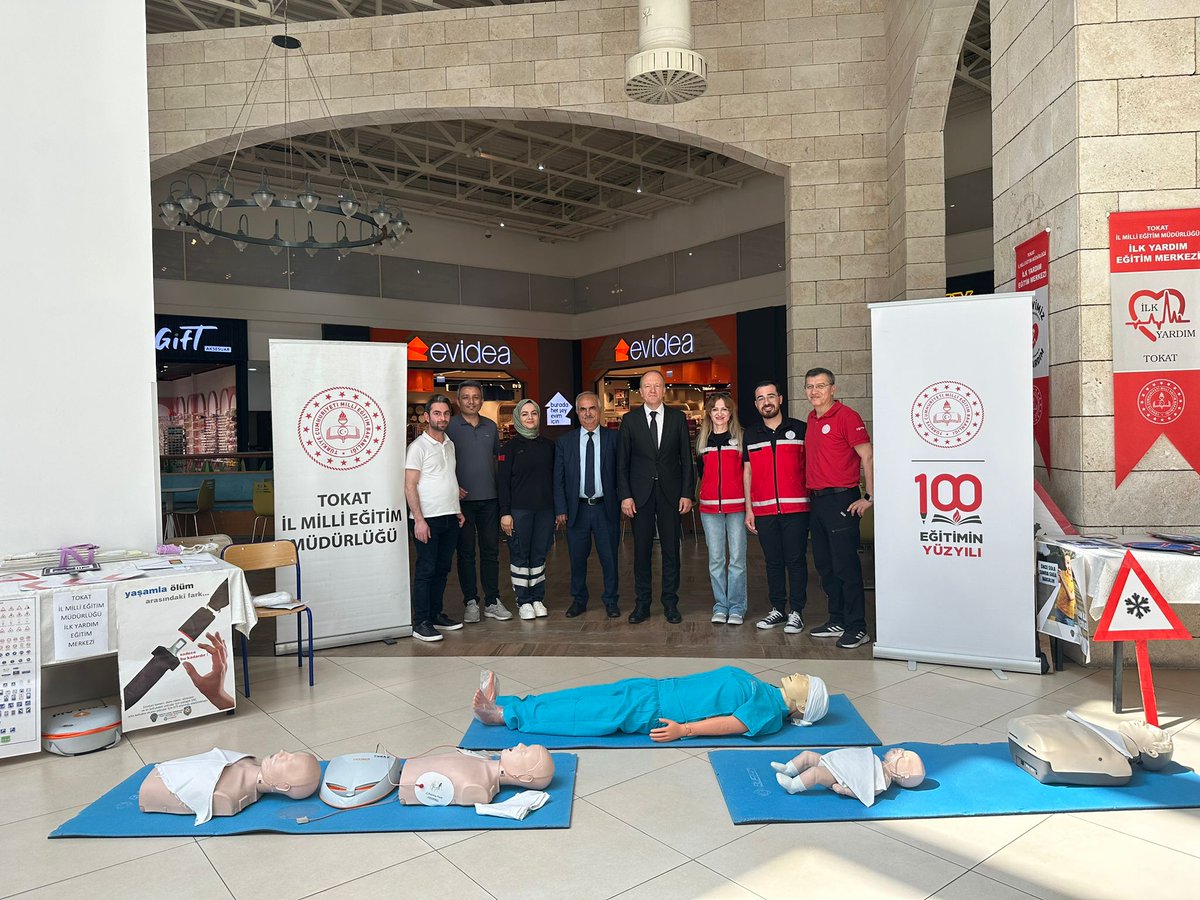 -7 Mayıs Trafik ve İlk Yardım Haftası kapsamında ilk yardım eğitim merkezimizce vatandaşlarımıza ilk yardımı farkındalık etkinlikleri düzenlendi.

Etkinliğe Şube Müdürlerimiz Sayın Ahmet Ergün ve Sayın İlhan Yayar da katıldı.

<a href="/tcmeb/">Millî Eğitim Bakanlığı</a> <a href="/HuseyinKir64/">Hüseyin Kır</a>