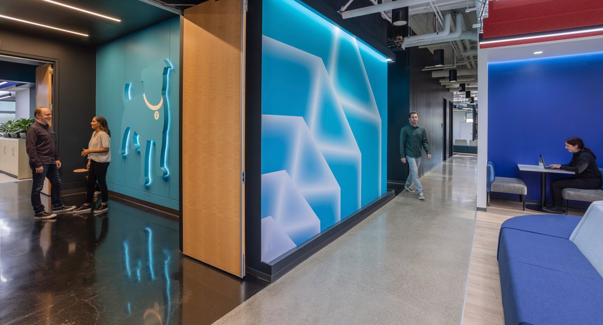 A vibrant, customisable workspace reflecting a dynamic gaming culture – explore how we supported adaptability for Zynga in San Mateo: hubs.la/Q03lFjZz0

#Workplace #InteriorDesign #BrandExperience