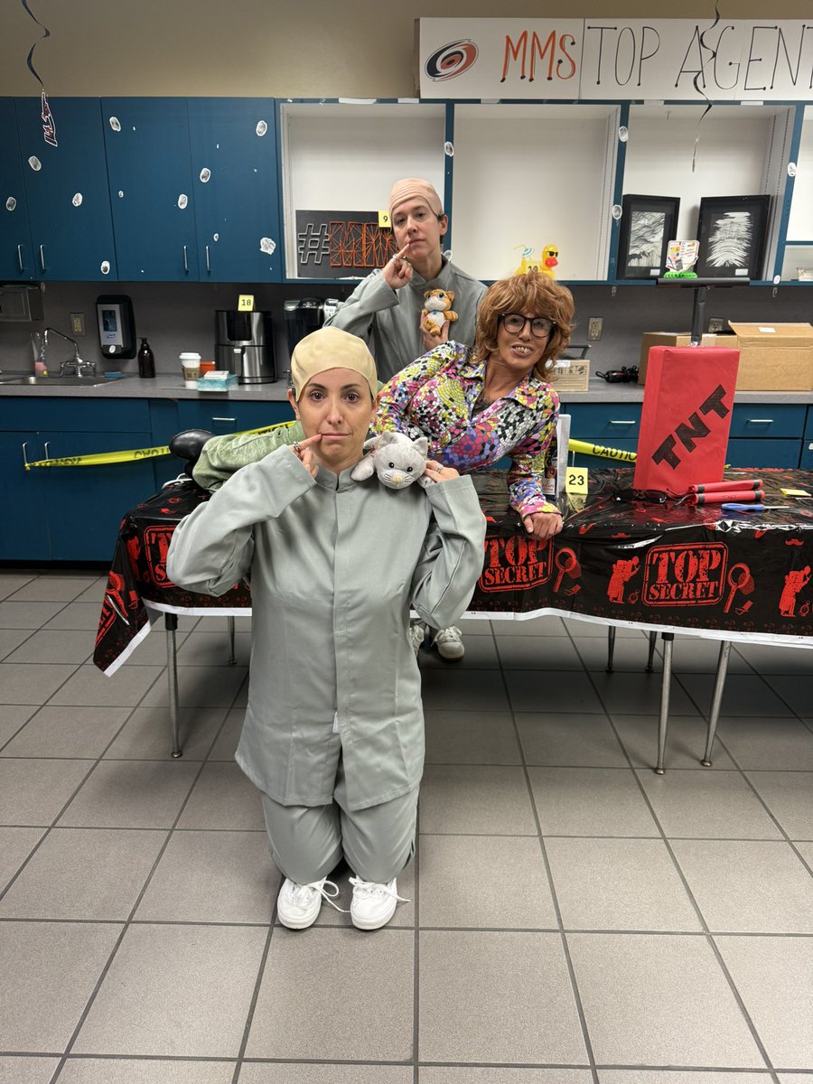 garcie11's tweet image. It’s Austin Powers Day at school for Teacher Appreciation Week! Nothing but groovy vibes and outrageous outfits! #TeacherAppreciationWeek #AustinPowersDay #GroovyTeachers