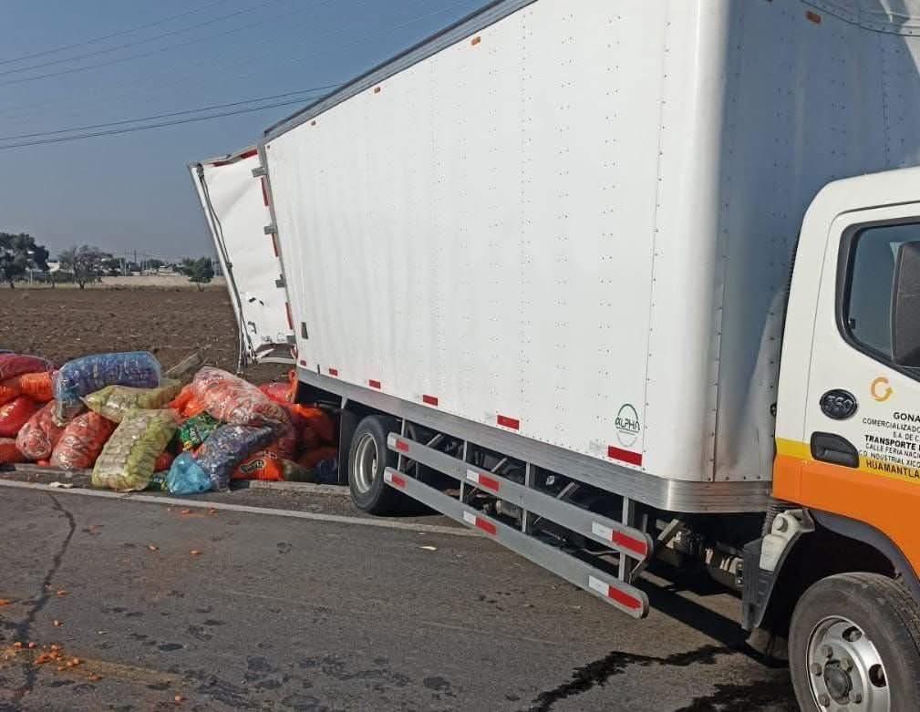 INDICEMEDIAMX's tweet image. ⭕️ #Bestia | #Necia | Esta mañana el tren embistió a un camión de carga en #Huamantla, sobre la carretera que conduce a Tetla de la Solidaridad, muy cerca de la Universidad Tecnológica de #Tlaxcala. 

Según, el conductor se negó a recibir atención médica.

Fotos: La Red