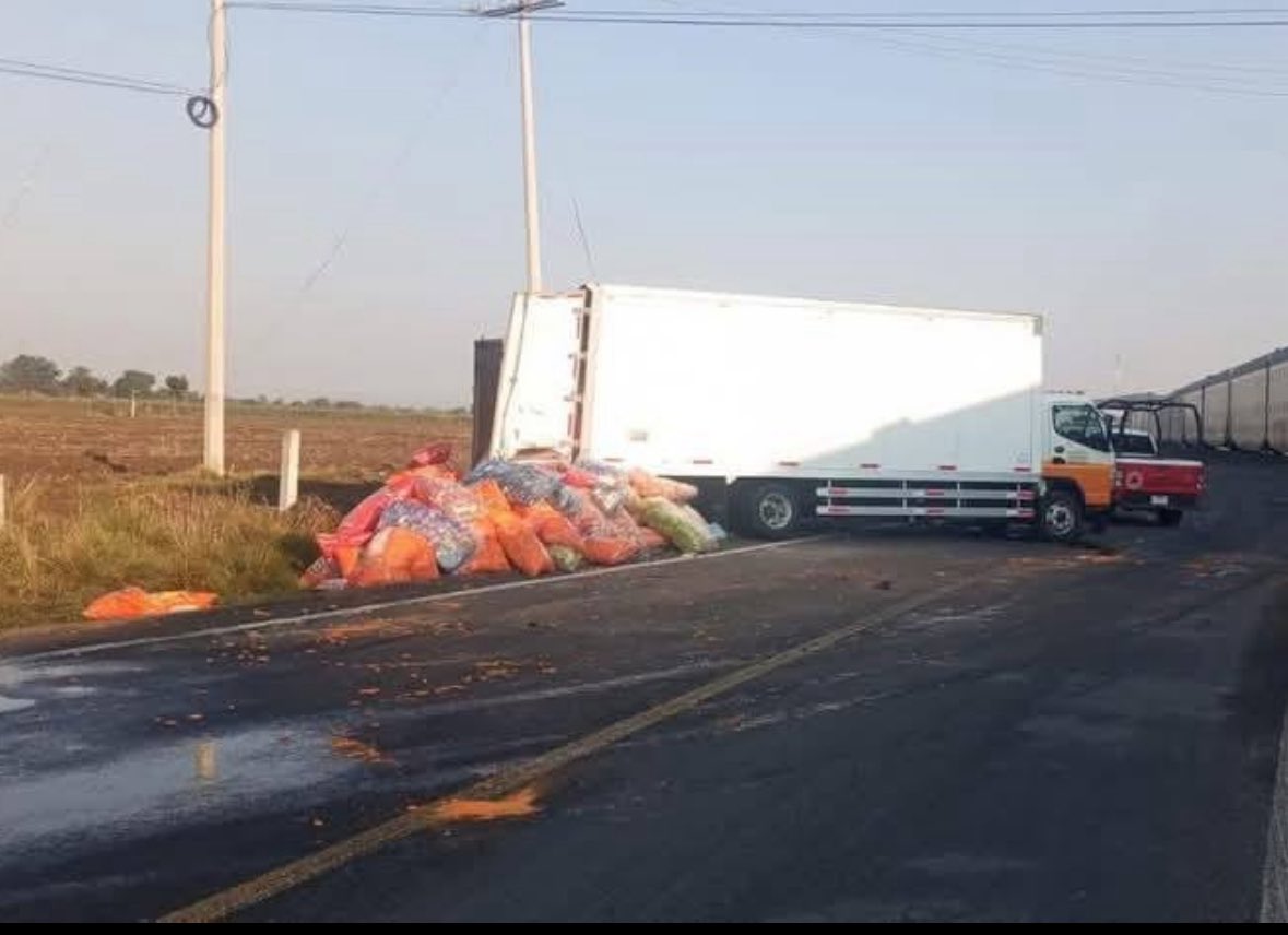 INDICEMEDIAMX's tweet image. ⭕️ #Bestia | #Necia | Esta mañana el tren embistió a un camión de carga en #Huamantla, sobre la carretera que conduce a Tetla de la Solidaridad, muy cerca de la Universidad Tecnológica de #Tlaxcala. 

Según, el conductor se negó a recibir atención médica.

Fotos: La Red