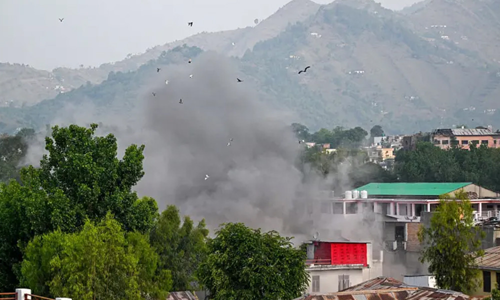 ভারত-শাসিত কাশ্মীরে ব্ল্যাকআউট ও সাইরেনের মাঝে জম্মু বিমানবন্দরে বিস্ফোরণ