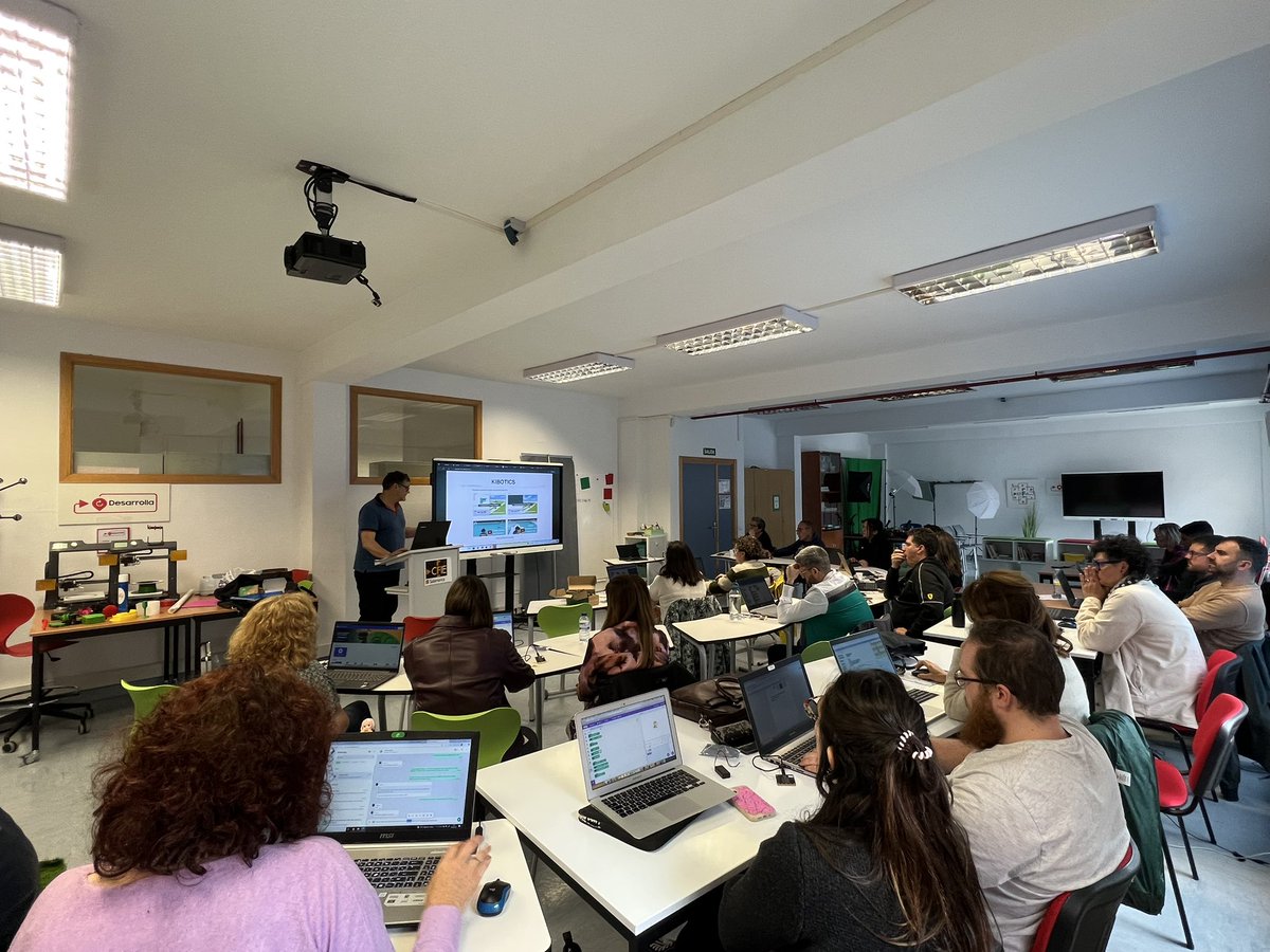 Última sesión del curso sobre  pensamiento computacional, programación e inteligencia artificial en el <a href="/cfiesalamanca/">CFIE SALAMANCA</a> con Álvaro Martín de Ocampo #formaciónCyL #tiCyL