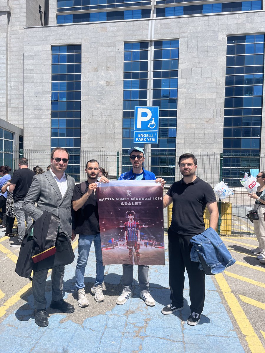 Buradayız! Yanındayız! Davandayız! 
#MattiaAhmetMinguzzi
#AhmetinMasumiyetiKorunsun