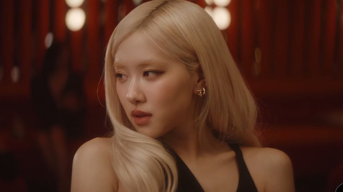 roseannepics's tweet image. ROSÉ IS THE PRETTIEST OMG