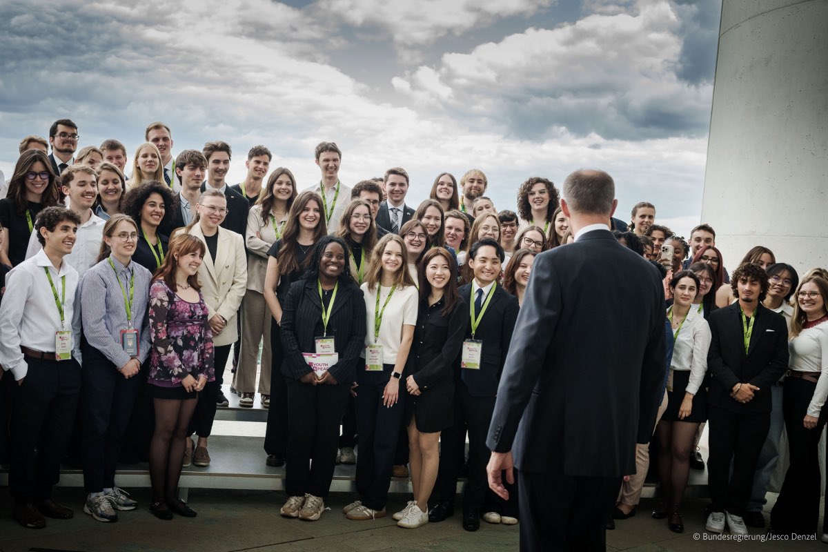 Wir wollen mehr dafür tun, damit sich Jugendliche in unserem Land besser beteiligen können. Eine Antwort: zuhören und diskutieren. Das habe ich heute mit Youth4Peace getan: meinen ersten Besuchern im Kanzleramt, an diesem besonderen Tag. Es war mir eine Freude.