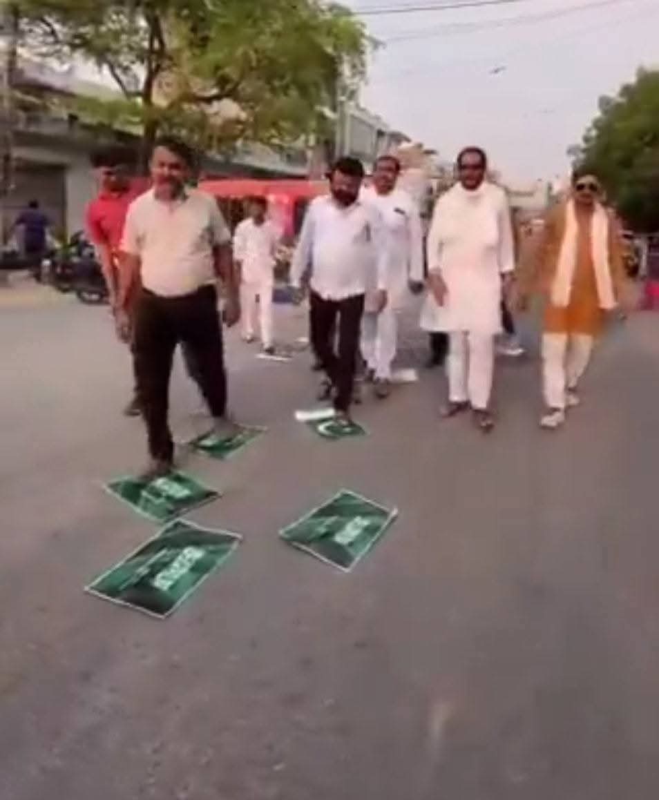 avking8777's tweet photo. विरोध पाकिस्तान का होना था लेकिन अक्ल से अपाहिज  इलाहाबाद में कलमा लिखे पोस्टर को पैरों तले रौंद रहे है, 

#saudiarab
#saudiarabia 
#saudiflag 
#SaudiGovernment 
#prayagraj
#UPPolice 
#Muslims
#AsaduddinOwaisi cpd 
#aljajeeranews https://t.co/V9oIzCBU6a