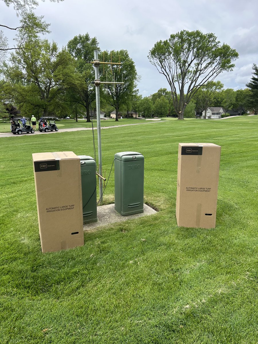 CRgreenside's tweet image. Busy week ⁦@CCofLeawood⁩. 

Routine Verticut and topdress on greens to keep them smooth and firm

⁦@ProTurfProd⁩ finished installing 35 new LYNX Smart Satellites. Thanks ⁦@golfnewt28⁩

#EliteMindset #SuperView 
#SmartWater #Toro #PrecisionManagement #CCL