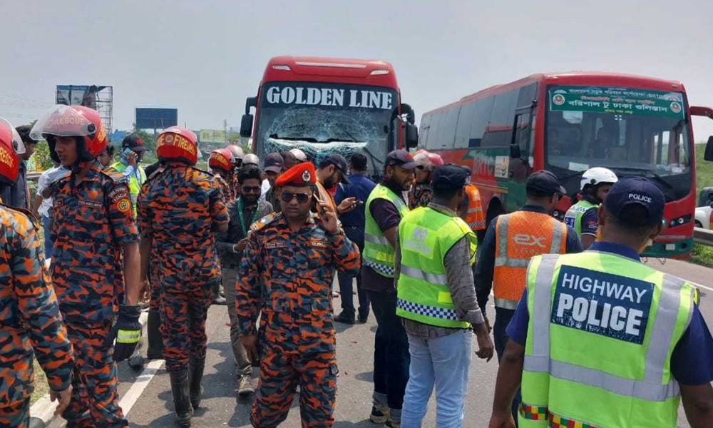 দাঁড়িয়ে থাকা অ্যাম্বুল্যান্সে বাসের ধাক্কা: সড়কে ঝরে গেল ৫ প্রাণ