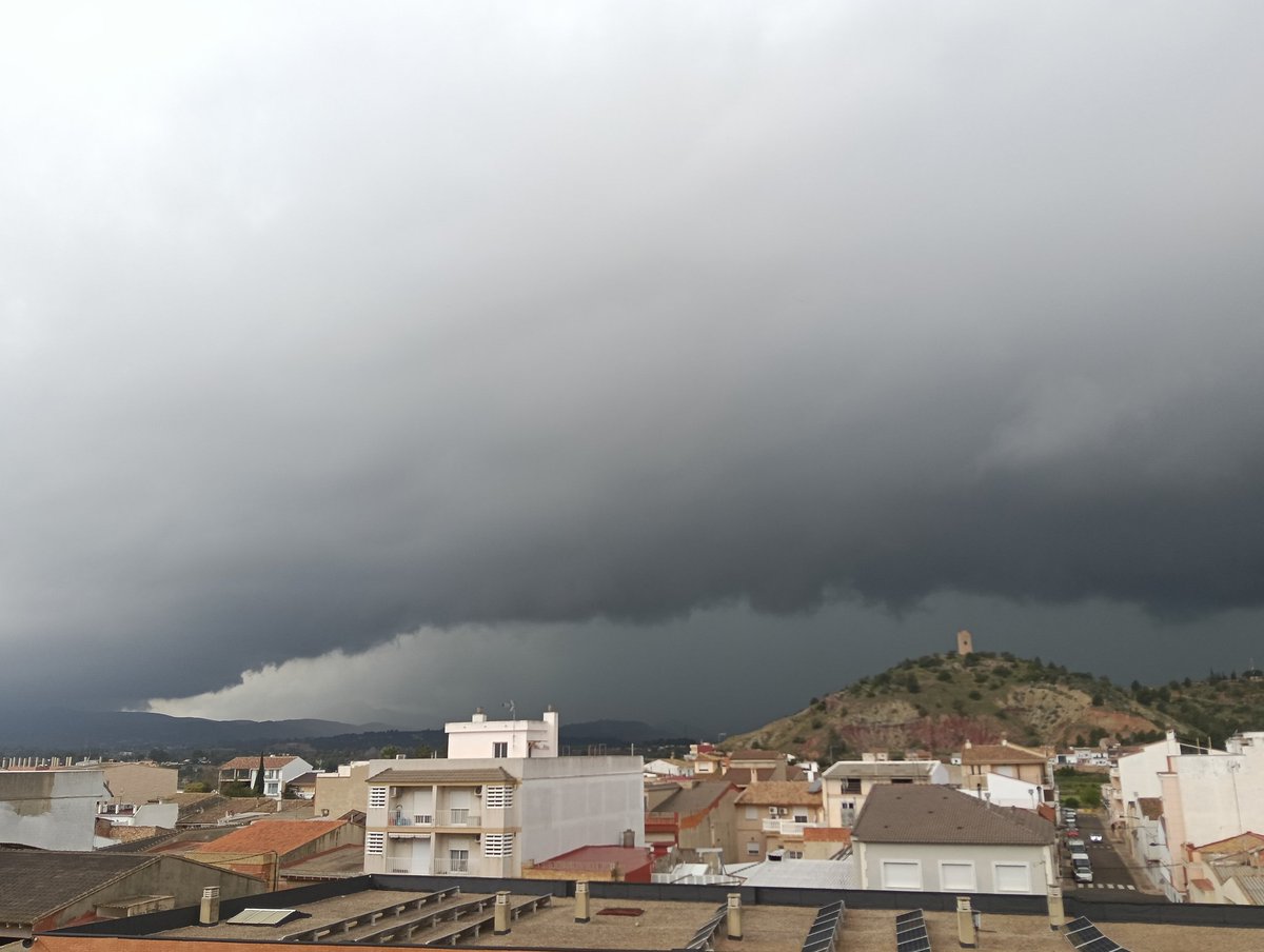 Impressionant estructura de la tempesta que afecta ara zones del nord de la Ribera Alta i Foia de Bunyol i Camp del Túria. Des de Real (València) ⚡⚡⚡ <a href="/avamet/">AVAMET</a> <a href="/apuntoratge/">À Punt Oratge</a> <a href="/Tiempo_Valencia/">☈⚡TiempoValència☔❄</a> <a href="/Valencia_WX/">ValènciaWeather⚡️</a> <a href="/AEMET_CValencia/">AEMET Comunitat Valenciana</a> <a href="/Stormyalert/">Stormyalert</a>