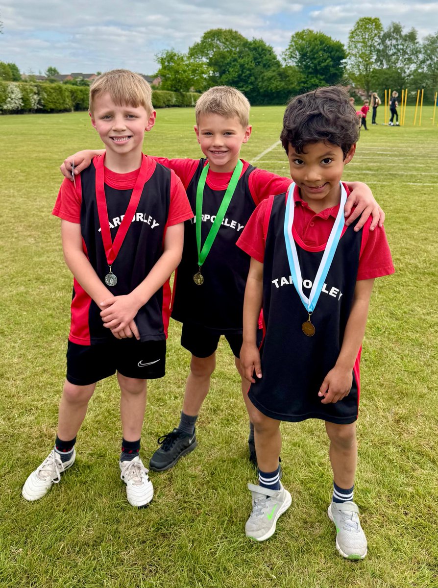 Laura_Banny's tweet photo. Wow an impressive 1️⃣2️⃣3️⃣ finish🏃‍♂️at this afternoons Cross Country! Well done boys 🥇 Xander🥈 George 🥉 Niko #LetYourLightShine  ⭐👏 @TarporleyCE https://t.co/1xMxWVcXsY