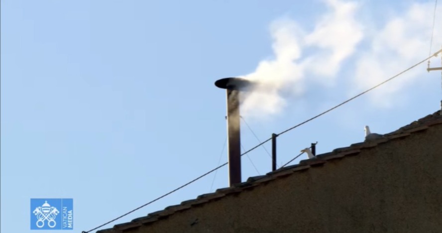 #CÓNCLAVE| Se produjo la tercera fumata que confirma que los cardenales lograron consenso. En los próximos minutos se confirmará quién es el nuevo Papa. <a href="/EddyMosquera0/">Mr. Edd</a>