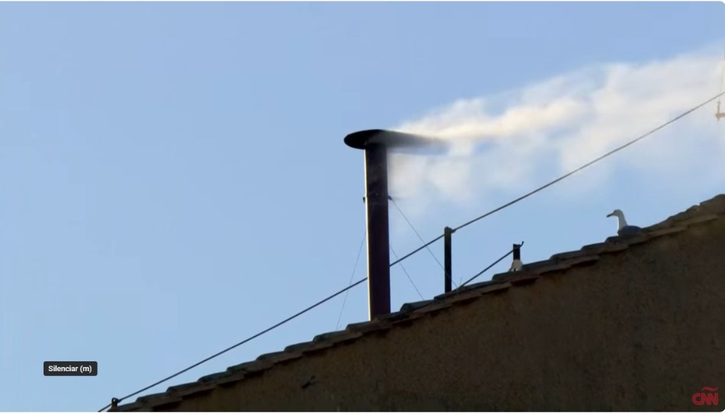 Reaccionnmx's tweet image. Siendo 10 con 8 minutos emiten humo blanco en #CapillaSixtina qué anuncia la eleccion del nuevo #Papa