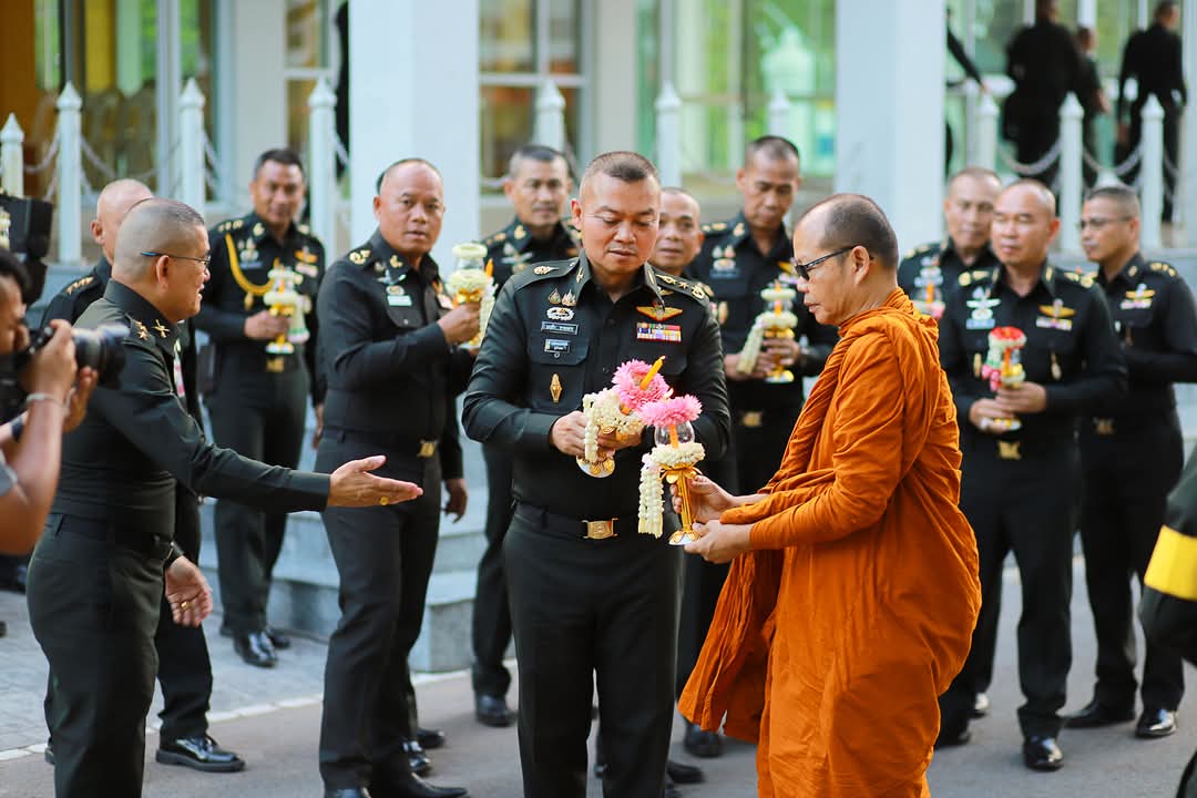 201_engineer's tweet image. พ.ท.กฤษฎา ตะเภาพงษ์ ผบ.ช.2 พัน.201 พร้อมด้วย คุณ สุทธิรัตน์ ตะเภาพงษ์ ประธาน สม.ทบ. สาขา ช.2 พัน.201 นำกำลังพลของหน่วย ร่วมเวียนเทียนเนื่องในวันวิสาขบูชา ประจำปี 2568 โดยมี พล.ท.บุญสิน พาดกลาง มทภ.2 เป็นประธานประกอบพิธีเวียนเทียนเนื่องในวันวิสาขบูชา

#กองทัพภาคที่2
#วิสาขบูชา2568