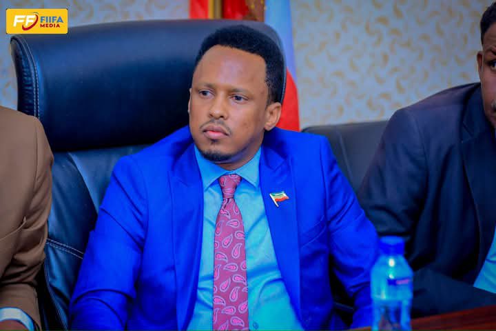 MoICNG's tweet photo. Agaasimàha guud ee Wasaaradda Warfaafinta, dhaqanka iyo wacyigelinta Jamhuuriyadda Somaliland @MoICNG , Cabdisalaan Maxamuud Ducaale (#Ilkacase), ayaa maanta xilkii u kala wareejiyay agaasimaha cusub ee  wargeysyada Dawan Khadar Cabdi Xasan #Gurayte iyo agaasimihii hore Maxamed Axmed Jaamac (#Caloolay).

Xafladan  xilwareejinta ah oo ka qabsoontay xarunta Dawan, waxa goob joog ka ahaa Agaasimeyaasha waaxaha Qorshaynta, SOLNA, madaxda qaybaha kala duwan ee Waaxda Wargeysyada ee Wasaaradda Warfaafinta iyo Suxufiyiin kala duwan.

Guddoomiye kuxigeenkii hore Dawan  ahna agaasime ku xigeenka cusub ee TV-ga Qaranka Saleebaan Cabdi Cali (Kalshaale), ayaa ka warramay waxyaabihii u qaybsoomay masuuliyiintii hore,  waxaanu sharraxay qaybaha kala duwan ee Wargeysyada Dawan. Waxaanu ammaanay shaqaalaha oo uu ka dalbaday inay madaxda cusub ula shaqeeyaan sidii ay madaxdii hore ula shaqeeyeen.

Agaasimaha Waaxda Wakaaladda wararka ee SOLNA, Cumar Maxamed Faarax ayaa ka warramay marxaladihii Dawan soo martay tan iyo markii la aasaasay 1998kii. Waxaanu sheegay inay joogaan shaqaale xirfad yaqaan ah oo u hagar baxa waajibaadkooda shaqo.

Waxa kaloo uu madaxda cusub ugu baaqay inay geddi socodka Wargeysyada Dawan ay la jaan qaadaan isbeddelka baraha bulshada.

Agaasimihii hore ee Wargeysyada Dawan Maxamed Axmed Jaamac (Caloolay)  ayaa ka hadlay waxyaabihii u qabsoomay 7dii sanno ee u dambeeyay, waxaanu sheegay inay dedaal geliyaan tayada iyo qormooyinka ku soo baxa wargeysadaas oo ka kooban Soomaali, Carabi iyo Ingiriisi waxaanu xusay in shaqaalahoodu yihiin xul u darban shaqada.

Agaasimihii hore ee Dawan wuxuu   u soo jeediyay agaasimaha cusub inuu odaytinimo iyo dedaal ku hoggaamiyo muddada uu xilka hayo.

Agaasime ku-xigeenka cusub ee Dawan, Cabdiqaadir Xuseen Nuur Dacar ayaa sheegay inay ku dedaali doonaan sidii wargeysyada wax-soosaarkooda kor u qaadi lahaayeen. 

Agaasimaha cusub Dawan, Khadar Cabdi Xasan (Gurayte), ayaa u mahadceliyay wasiirka warfaafinta oo uu xusay inuu u soo igmaday xil culus,waxaannu ballan-qaaday inuu horusocofka waaxdaas ay  ku dhaqaajin doonaan wada tashi iyo dedaal joogto ah.

Agaasimaha guud ee wasaaradda warfaafinta Cabdisalaan Maxamuud Ducaale  (Ilkacase), ayaa sheegay inay wasaaraddu ay si dhow ula shaqeyso Dawan, waxaanu tilmaamay inay tahay waax ka tirsan wasaaradda.

Agaasimaha guud wuxuu agaasimihii hore ee Dawan  u rajaynayo mustaqbal wanaagsan. Waxa kaloo uu agaasimaha iyo kuxigeenkiisa cusub Ilaahay uga baryay inuu ku asturo xilalka loo dhiibay.