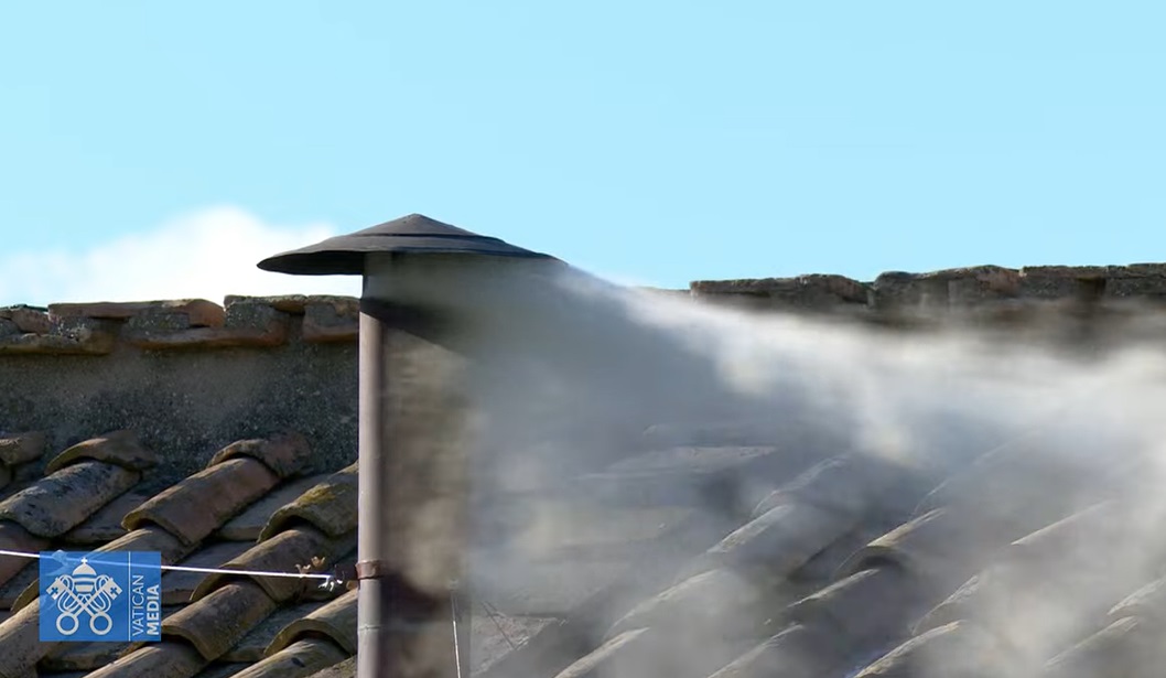 #ÚLTIMO Fumata blanca en la chimenea instalada en el tejado de la Capilla Sixtina. Hubo consenso y hay nuevo Papa