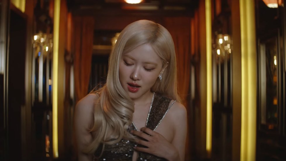 MESSY OUT NOW 
#ROSÉ #MESSYbyROSÉ 
#F1TheAlbum <a href="/numberoneHQ/">numberoneHQ</a>