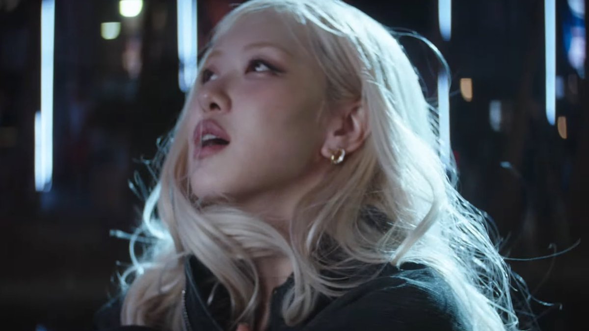 roseannepics's tweet image. ROSÉ IS INSANELY PRETTY