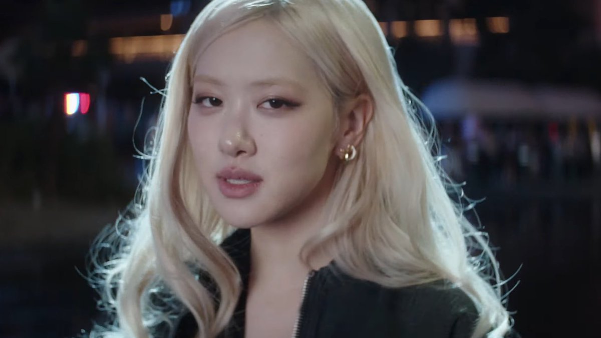 roseannepics's tweet image. ROSÉ IS INSANELY PRETTY