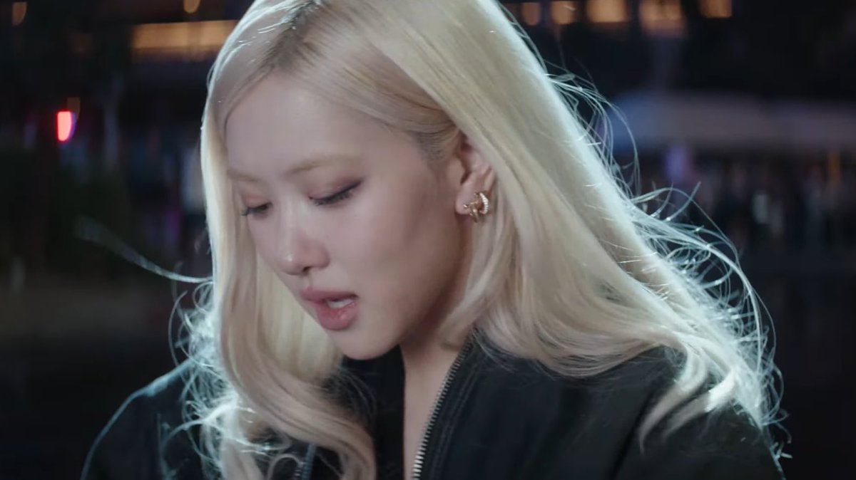 roseannepics's tweet image. ROSÉ IS INSANELY PRETTY